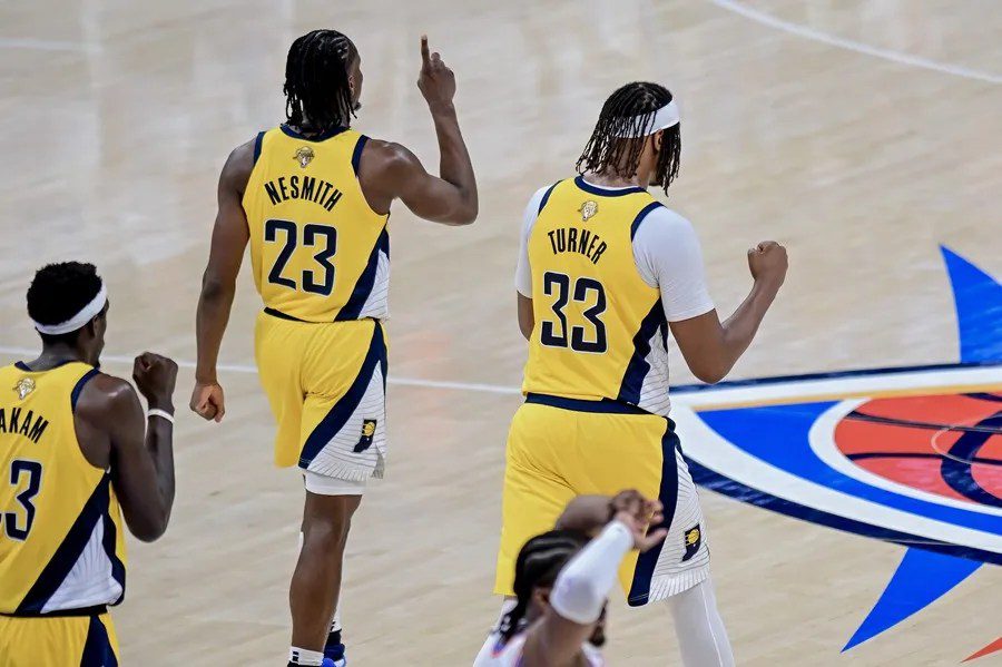 El centro de los Indiana Pacers, Myles Turner (der.), el delantero Aaron Nesmith (centro) y el delantero Pascal Siakam (izq.) reaccionan después de que los Pacers derrotaran al Oklahoma City Thunder