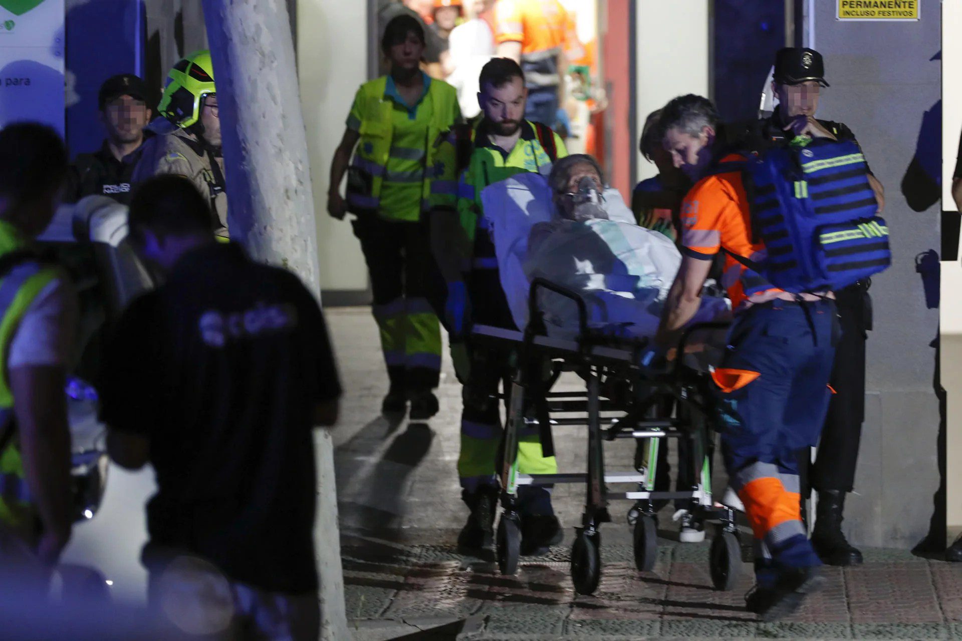 Un hombre de 93 años ha fallecido en una residencia de ancianos de Zaragoza por inhalación de humo tras la explosión de la bombona de oxígeno que estaba en su habitación, en un suceso que ha dejado también 19 heridos por intoxicación. EFE/Javier Belver