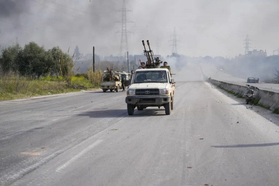 Fuerzas de la nueva administración siria mandan refuerzos a Jableh, en la provincia costera de Latakia