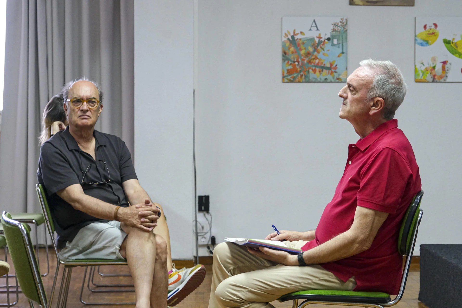 Un grupo de entusiastas de José Martínez Ruiz 'Azorín' ha lanzado un club de lectura para recuperar la figura de este escritor alicantino de la Generación del 98, del que se acaba de celebrar el 150 aniversario de su nacimiento aunque creen que sigue en un injusto segundo plano. en la imagen varios de sus miembros durante una de sus tertulias en la biblioteca pública Azorín de Alicante, la mayor de la provincia y situada frente a la alicantina playa del Postiguet. EFE/Pablo Miranzo