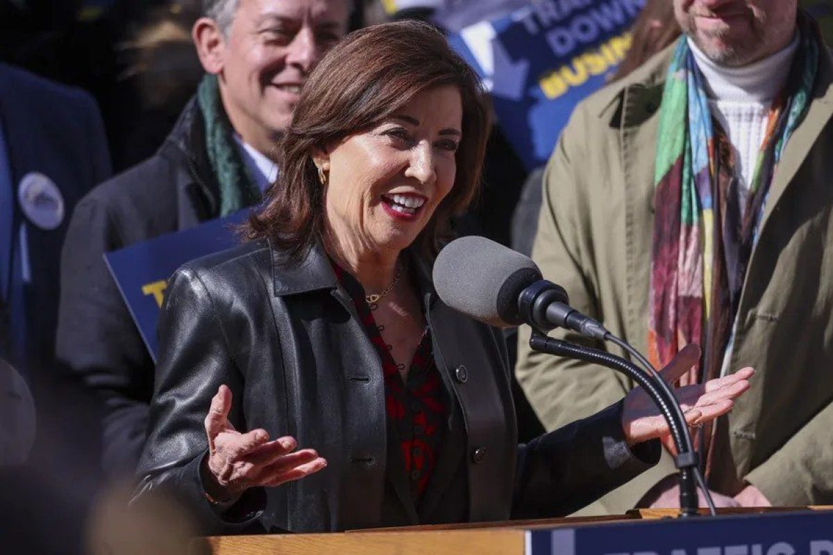 Gobernadora_Nueva_York_Hochul.webp