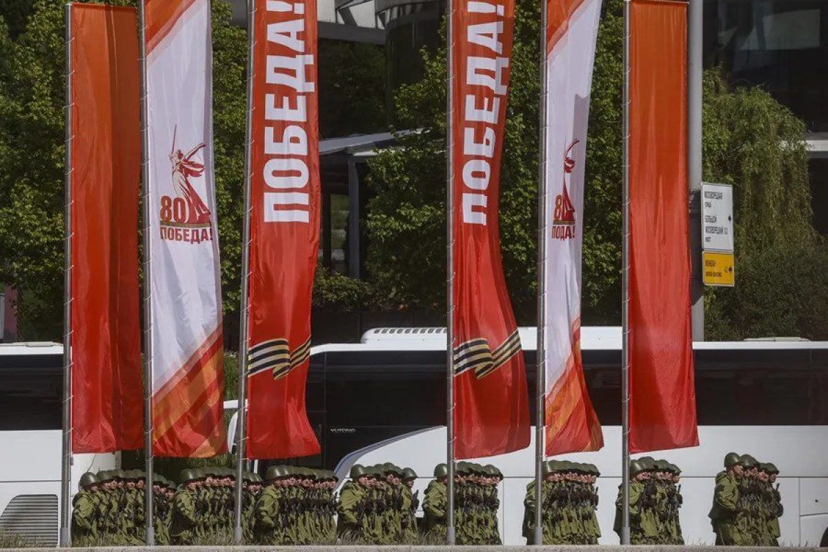 RUSIA-DESFILE-BANDERAS.webp