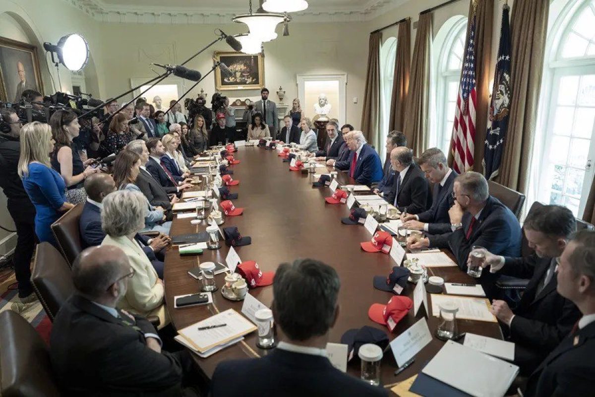 Reunio_gabinete_Trump.webp